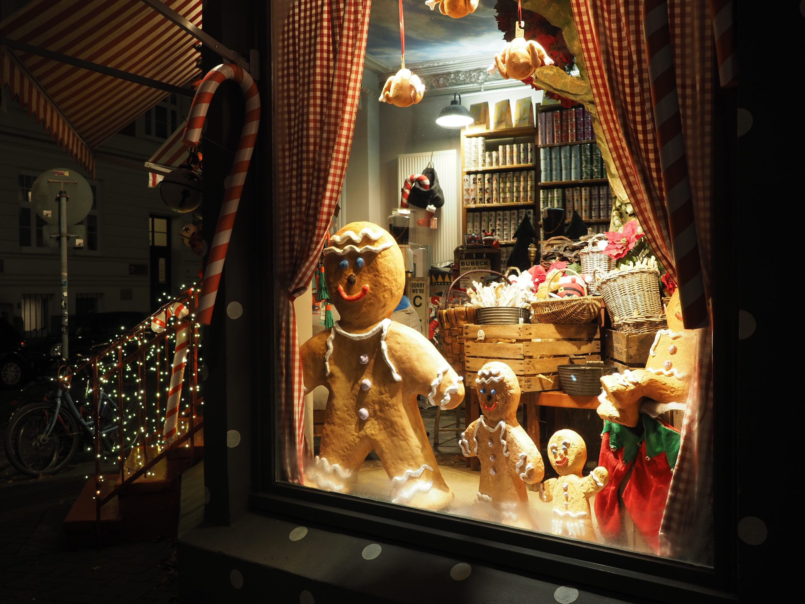 10 Christmas Window Display Ideas for Your Store