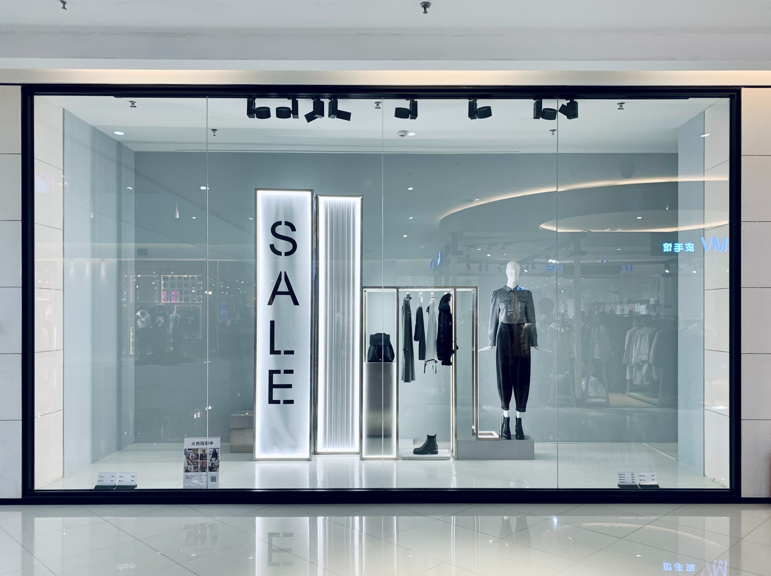 15 retail window display ideas to attract potential customers (2022)
